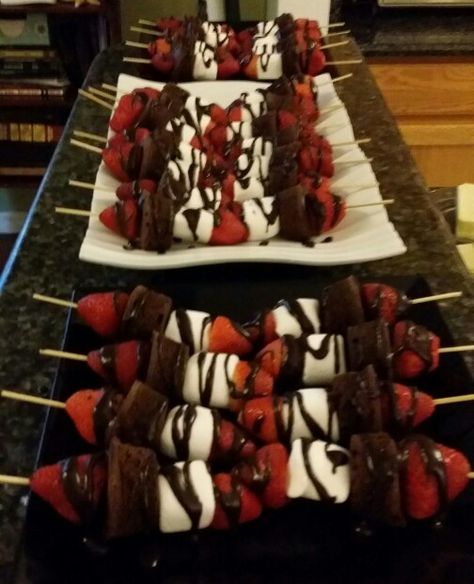 Dessert skewers.  Easy dessert for large parties! 2 Strawberries,  a brownie bite, a marshmallow, & drizzled chocolate. Brownie Kabobs, Two Bite Brownies, Dessert Skewers, Strawberry Marshmallow, Marshmallow Brownies, Fruit Skewers, Best Dinner, Cool Kid, Brownie Bites