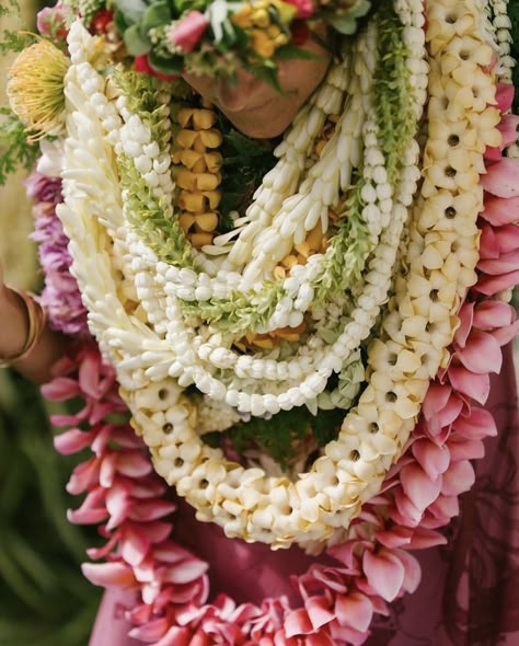 Lei Aesthetic, Pakalana Lei, Traditional Hawaiian Wedding, Puakenikeni Lei, Lei Poo, Hawaiian Leis, Hawaiian Lei, All The Small Things, Hawaiian Culture