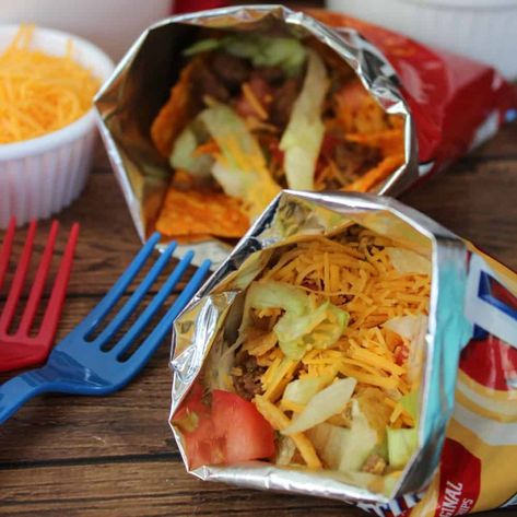 Walking Tacos | How to make this super simple party food recipe #BBQ #BirthdayParty #Summertime Picnic Foods For A Crowd, Foods For A Crowd, Easy Crowd Meals, Walking Tacos Recipe, Picnic Food Ideas, Hummingbird Food, Simmer Pot Recipes, Walking Tacos, Easy Camping Meals