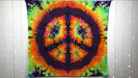 Tie-dye pattern : Peace Sign Tapestry (Ice) - YouTube Tie Dye Tutorial, Dyeing Tutorials, How To Tie Dye, Ice Dye, Ice Dyeing, Tutorial Video, Tie Dye Patterns, The Ice, Peace Sign