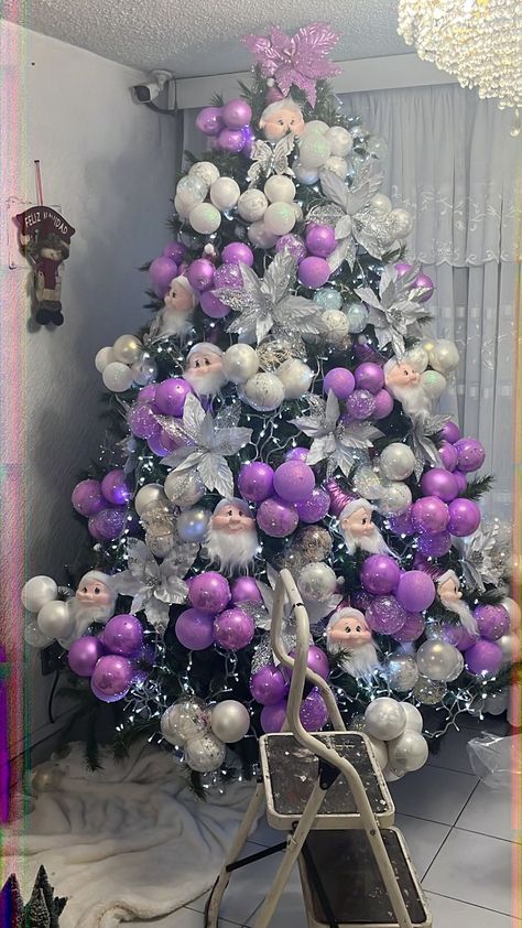 Purple Christmas Tree Decorations, Purple Christmas Decorations, Purple Christmas Tree, Christmas Tree Decorating Themes, Glam Christmas, Creative Christmas Trees, Christmas Themes Decorations, Christmas Tree Inspiration, Christmas Decorations Living Room