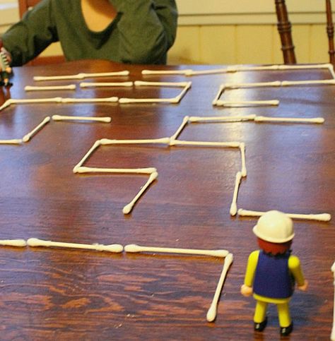 A Q-tip Maze! Fun rainy day STEM activity for kids. Could build it and then have a partner find the solution. Stem Bins, Kindergarten Stem, School Age Activities, Preschool Stem, Time Activity, Quiet Time Activities, Engineering Projects, Diy Projects For Kids, Stem Projects