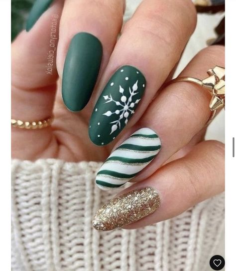 Christmas Nail Polish, Christmas Nail Colors, Christmas Nails 2023, Christmas Nails Easy, Striped Nails, Snowflake Nails, Christmas Nails Acrylic, Nails 2023, Xmas Nails