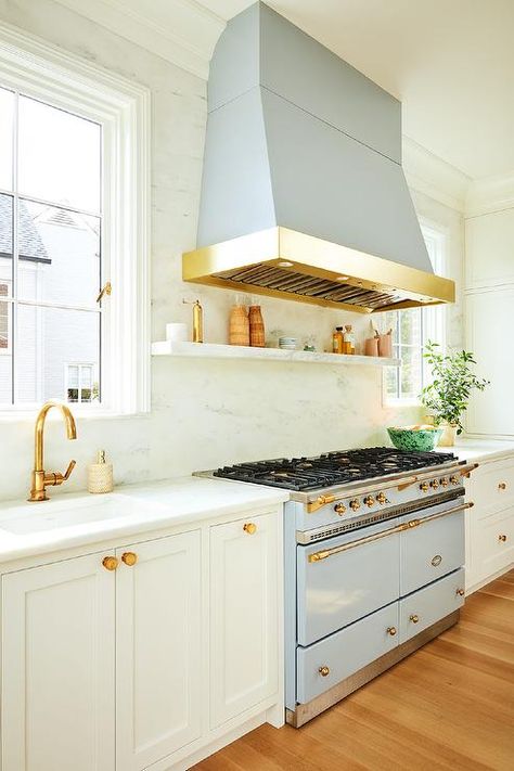 Coastal Guest Room, Off White Kitchen Cabinets, Antique White Kitchen, Off White Kitchens, White Kitchen Backsplash, Marble Shelf, Entry Way Design, White Modern Kitchen, Transitional Kitchen