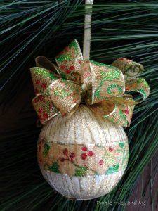 Baby Ornaments Diy, Ornaments With Ribbon, Sewn Christmas Ornaments, Fancy Christmas Ornaments, Diy Christmas Tree Ornaments, Ornament Exchange, Diy Ornaments, Quilted Christmas Ornaments, Fabric Ornaments