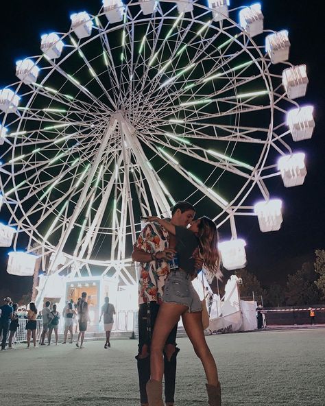 Festival Couple Pictures, Festival Poses, Concert Couple, Best Festival Outfits, 2023 Festival Outfits, Festival Couple, Fair Pics, Festival Photoshoot, 2023 Festival