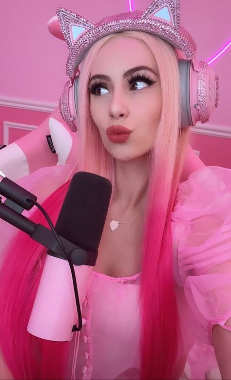 Leah Core, Leah Ashe, Famous Youtuber, Famous Youtubers, Youtubers, Dress To Impress, Pink