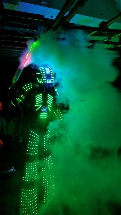 Quince Robots, Quinceanera Dj, 15 Party Ideas, Led Lights Party, Party Entertainment Ideas, Led Robot, Quince Party, Xv Ideas, Quinceanera Pink