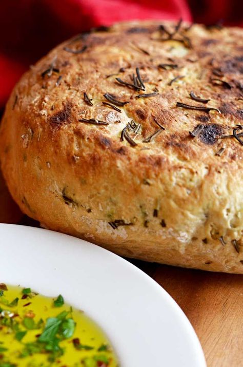 Rosemary Olive Oil Crock Pot Bread! That's right, this bread is actually made in the slow cooker, and it comes out so tender and flavorful! Pot Bread, Crock Pot Bread, Rosemary Olive Oil, Slow Cooker Bread, Oven Bread, Rosemary Bread, Coconut Dessert, A Loaf Of Bread, Pan Sin Gluten