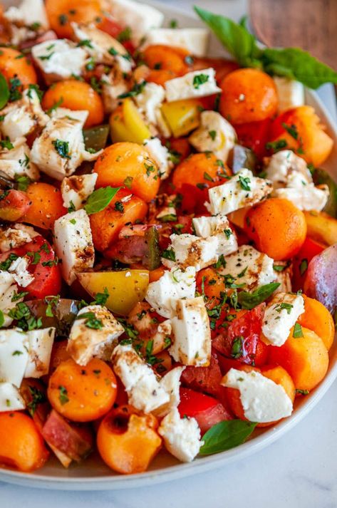 Cantelope Salad Recipes, Salad Mozzarella, Appetizer Vegetarian, Patty Jenkins, Cantaloupe Salad, Woman Cooking, Vegetarian Ideas, Spring Salad Recipes, Tomatoes Mozzarella