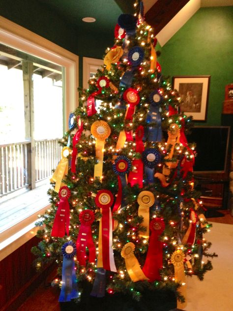 Using horse show ribbons to decorate a Christmas tree Horse Christmas Tree, Barn Christmas Decorations, Horse Show Ribbon Display, Show Ribbon Display, Equestrian Christmas, Horse Show Ribbons, Horse Ribbons, Decorate A Christmas Tree, Barn Christmas