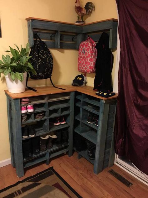 Pallet Corner Hooks + #Shelf + Shoe Rack - 150+ Wonderful Pallet Furniture Ideas | 101 Pallet Ideas - Part 11 Bookshelf Chair Diy, Pallet Shoe Rack, Corner Shelf Design, Pallet Home Decor, Diy Pallet Sofa, Pallet Kitchen, Diy Shoe Rack, Shoe Rack With Shelf, Diy Shoe