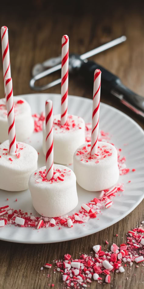 These Candy Cane Marshmallow Pops are a fun and festive holiday treat! Dipped in chocolate and sprinkled with crushed candy canes, they’re perfect for Christmas parties, dessert tables, or holiday gifting. Christmas Marshmallow Pops, Candy Cane Desserts, Candy Cane Mouse, Beautiful Christmas Desserts, Marshmallow Pops Recipe, Strawberries Cookies, Candy Cane Dessert, Christmas Bakes, Christmas Candies