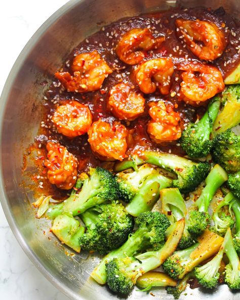 This skinny firecracker shrimp with broccoli is the perfect sweet, spicy and sticky dish to spice up your dinnertime. It is also keto, paleo and whole30 friendly and can be made in under 30 minutes! Shrimp With Broccoli, Meal Board, Firecracker Shrimp, Shrimp And Vegetables, Shrimp And Broccoli, Asian Inspired Dishes, Fresh Broccoli, Keto Paleo, Fried Vegetables