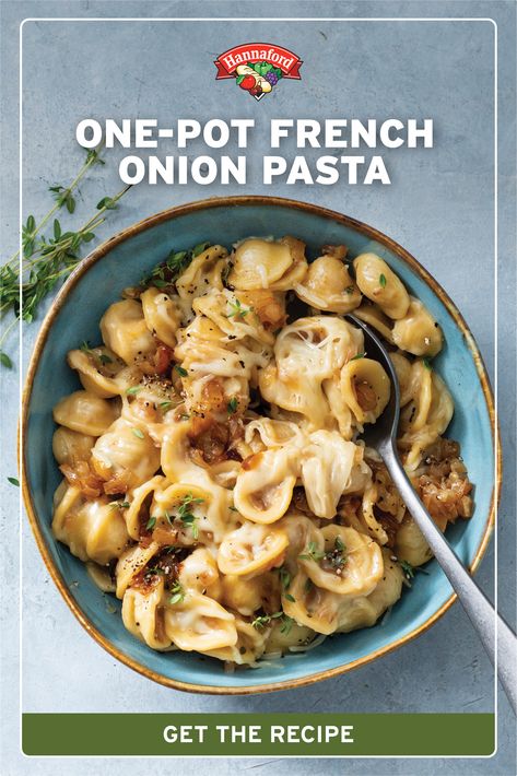 French onion fan? Then you'll love this one-pot cheesy French onion pasta that comes together in just 30 minutes. One Pot French Onion Pasta, Pasta With Onions, French Onion Pasta, Onion Pasta, Mediterranean Recipes Healthy, Meatless Mains, Food Fall, Lasagna Soup Recipe, Printable Recipes