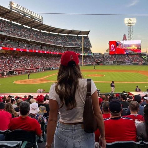 Baseball Wife, Hoodie Outfit Casual, Football Wags, Dodger Game, Sister Poses, Barbie Ferreira, Outfits Curvy, Baseball Pictures, Summer Scrapbook