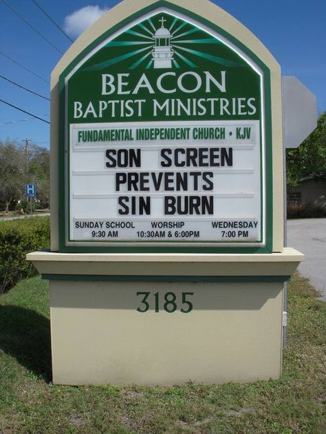 Church Sign Sayings, Funny Church Signs, Church Humor, Christian Jokes, Church Signs, Christian Humor, Christian Memes, Baptist Church, Look Here