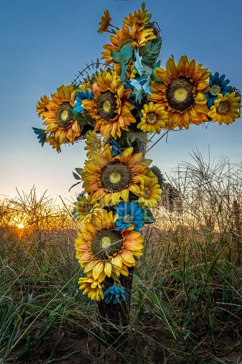 Roadside Memorial Memorial Crosses Wooden Diy Roadside, Diy Memorial Flowers For Grave, Sunflower Memorial Ideas, Roadside Memorial Ideas, Graveyard Decorations For Loved Ones, Diy Grave Decorations, Memorial Cross Roadside, Grave Site Ideas Diy, Cemetary Ideas