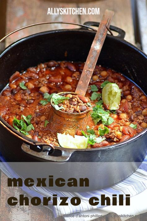 Mexican chorizo chili has all the components needed to be in the BEST chili Hall of Fame! There’s one secret ingredient that makes it pop! #chili #chorizochili Chorizo Black Bean, Chorizo Chili Recipe, Sausage Chili Recipe, Chorizo Recipes Dinner, Chorizo Chili, Sausage Chili, Beef Chorizo, Slow Cooker Mexican, Food Authentic