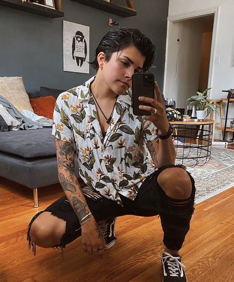 Masc Lesbian Outfits Plus Size, Tomboy Fall Outfits, Masculine Lesbian Style, Sapphic Style, Closet Racks, Genderfluid Outfits, Claire Fashion, Collared Shirt Outfits, Lesbian Style