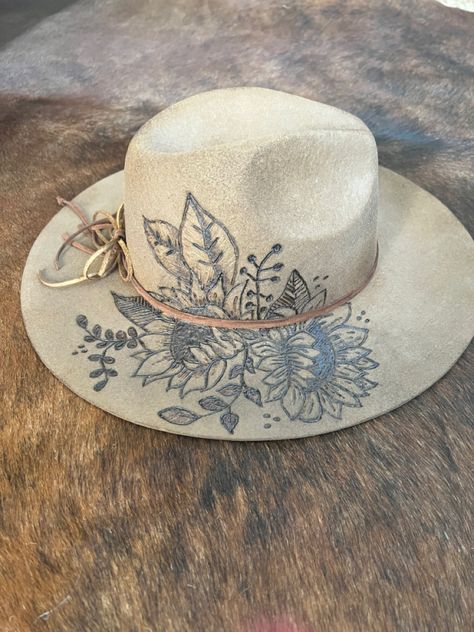 Wood Burning On Felt Hats, Wood Burnt Hats, Wood Burned Cowboy Hats, Painting Felt Hats, Wood Burned Felt Hat, How To Burn Designs In Hats, Wood Burning Hat Ideas, Custom Burned Cowboy Hat, Wood Burn Felt Hats