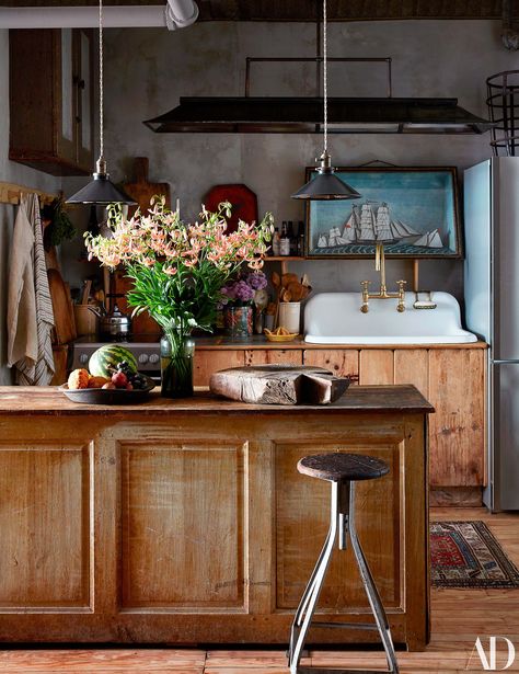 Pendants by Robert Ogden hang over the kitchen island. 19thcentury diorama above antique sink antique island and stool. Manhattan Apartment, John Derian, New York Apartment, Kitchen Islands, Interior Deco, Art Deco Interior, Architectural Digest, Interior Design Projects, A Kitchen