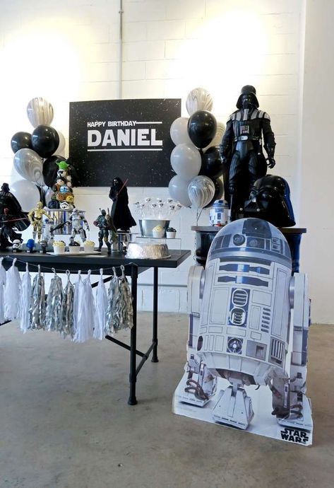 Star Wars - Black Star Wars Kids Party, Star Wars Chocolate, Star Wars Dessert, Star Wars Party Decorations, White Birthday Party Ideas, Black White Birthday, Star Wars Birthday Party Ideas, Star Wars Themed Birthday Party, Lego Star Wars Party