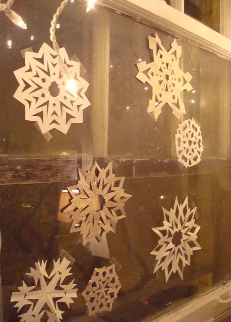 Paper Snowflake Aesthetic, Paper Snowflakes In Window, Paper Snowflakes Aesthetic, Cut Paper Snowflakes, Marathon Ideas, 2000s Christmas, Window Snowflakes, Hanging Snowflakes, Snowflake Crafts