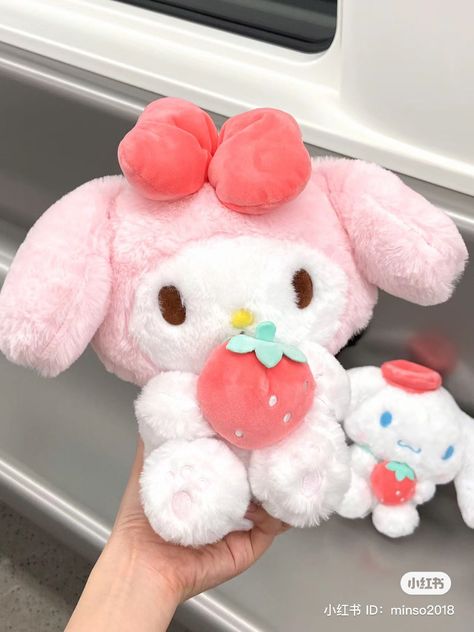 Hello Kitty Plushies Aesthetic, Melody Plushie, Plush Sanrio, Sanrio Plushies, Rosé Core, Cute Squishies, Aesthetic Coquette, Soft Cute, Kawaii Plushies