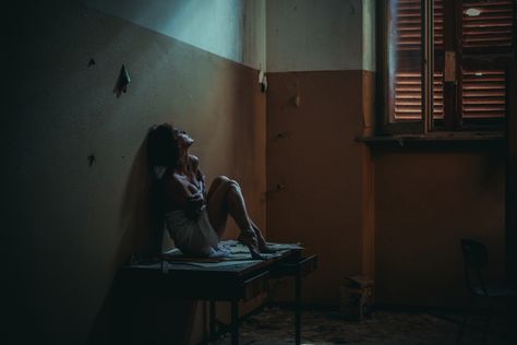 Blurry Face, Victorian Vampire, Butterfly Photography, Dark Portrait, Italian Model, Female Art Painting, Film Inspiration, Dark Photography, Abandoned Buildings