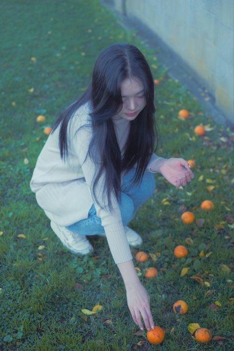 photography, oranges, fruits, portrait, portrait photography, fujifilm, film, retro, photo inspo, photoshoot, nostalgic, dreamy Nostalgic Portrait Photography, Nostalgic Photoshoot, Ambient Portrait Photography, Fujifilm Fashion Photography, Kodak Portra 400 Portraits, Blue Orangeade, Picnic Film Photography, Photography Fujifilm, Inspo Photoshoot