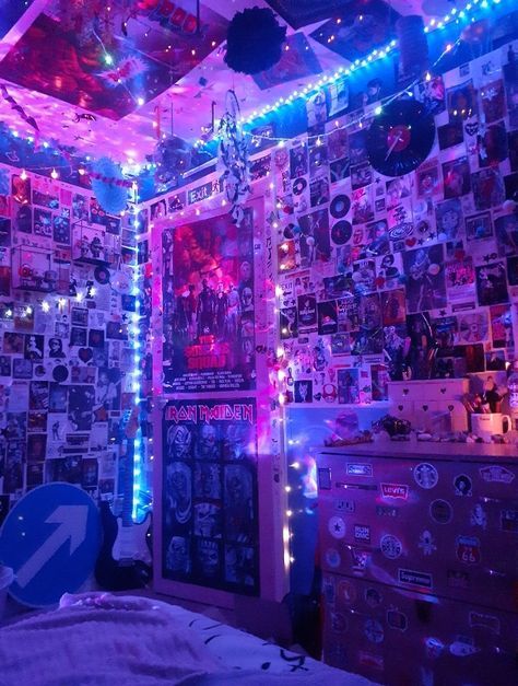 Vaporwave Aesthetic Bedroom, Weirdcore Bedroom, Chaotic Room Aesthetic, Room Decor Maximalist, Vibey Bedroom, Punk Room, Grunge Bedroom, Scene Room, Dream Bedroom Inspiration