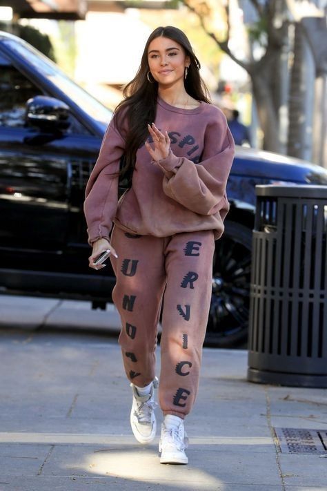 #madisonbeer #paparazzi #celebrity #celeb #followme #streetstyle Oversized Tshirt Outfit, Outfits Sweatpants, Madison Beer Style, Madison Beer Outfits, Beer Outfit, Zendaya Coleman, Streetwear Fashion Women, Madison Beer, Dakota Johnson