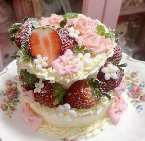 Pretty Dessert, Cute Baking, Think Food, Pretty Birthday Cakes, Kawaii Food, Cute Desserts, Strawberry Cake, Dessert Drinks, Pretty Cakes