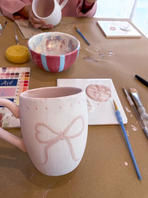 #painting #pink #mug Ceramic Pottery Mugs Design, Painting Cups Ideas Easy, Bow Mug Pottery, Pink Pottery Painting Ideas, Mug Painting Aesthetic, Pottery Painting Ideas Halloween, Easy Mug Painting, Drawing On Cups Ideas, Easy Mug Painting Ideas