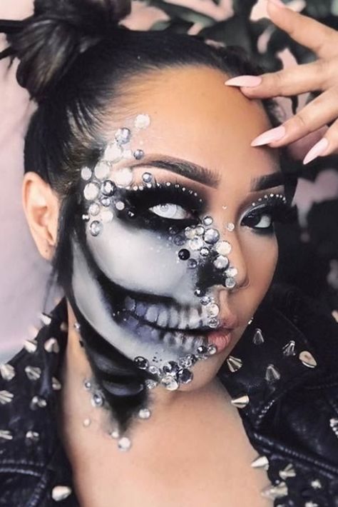 Half Face Halloween Makeup, Face Halloween Makeup, Half Skull Makeup, Half Face Makeup, Halloween Skeleton Makeup, Muertos Makeup, Halloween Makeup Sugar Skull, Scary Halloween Makeup, Halloween Makeup Clown