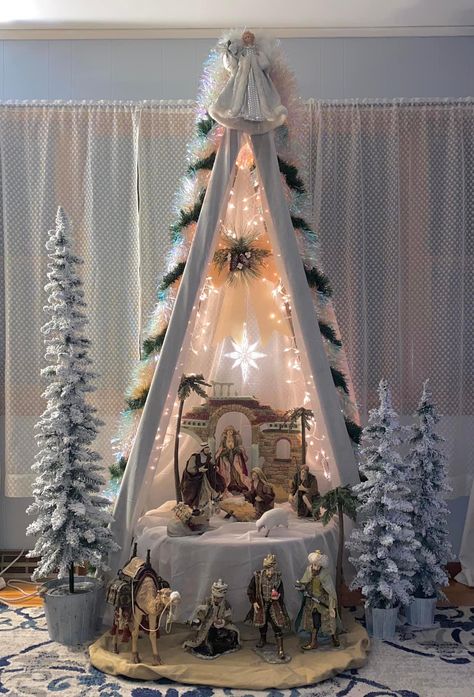 Nativity Christmas Tree Ideas, Outdoor Balcony Christmas Decor, Nativity Scene Decor Ideas, Manger Scenes Nativity Diy, Pesebres Navidad Ideas Originales, Church Christmas Decorations Sanctuary, Catholic Christmas Decorations, Nativity Decorations, Christmas Nativity Scene Diy