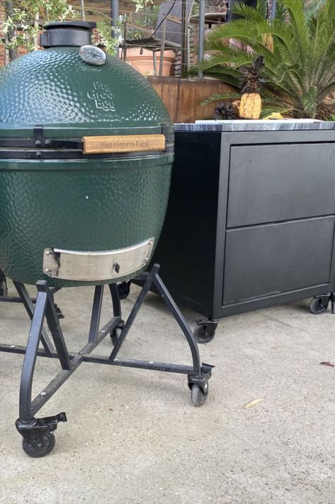 Big Green Egg | Der Kamado Grill für den perfekten Grillabend. Backen, Grillen, Garen, Räuchern oder Kochen. Entdecke die kulinarischen Möglichkeiten dieses Grills. Auch eine perfekte Ergänzung - das Big Green Egg zu unserer Outdoorkitchen. Mit dem Big Green Egg Cube Modul. #kamadogrill #biggreenegg #bgenation #grillenausleidenschaft #sinsheim #kitchencubeshop #bbq Green Egg Grill, Egg Grill, Kamado Grill, Outdoor Bbq Kitchen, Bbq Kitchen, Big Green Egg, Green Eggs, Outdoor Bbq, Industrial Design