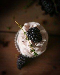 Chocolate Blackberry Thyme Cupcakes - Thyme Cupcakes, Honey Cupcakes, Garden Cupcakes, Flavored Butter Recipes, Piping Frosting, Flavored Butter, Food Lab, Cake Photography, Muffin Cups