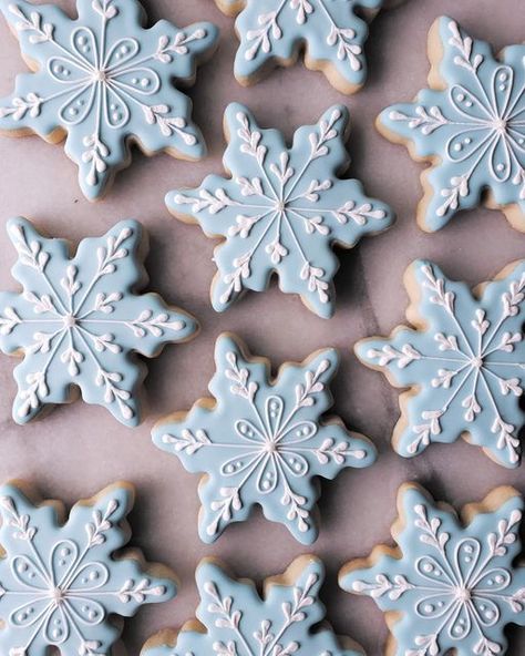 White Decorated Christmas Cookies, Frozen Cookies Decorated Royal Icing, Snow Flake Sugar Cookie, Snowflake Cookie Decorating Ideas, Winter Baby Shower Cookies For Boy, Snowflake Sugar Cookies Decorated, Winter Wonderland Cookies Decorated, Snowflake Royal Icing Cookies, Winter Wonderland Sugar Cookies