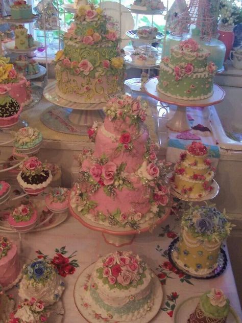 Stunning talent Kue Macaroon, Vintage Birthday Cakes, Pastel Cupcakes, Cute Baking, Pretty Dessert, Cakes And Cupcakes, Marble Cake, Pretty Birthday Cakes, Think Food