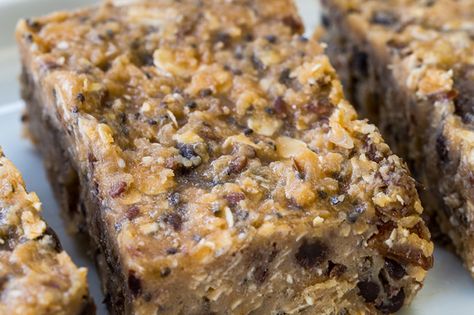 Looking for the perfect on-the-go snack to fuel your workout? Our protein-rich, peanut buttery No-Bake Workout Bars are just what your looking for! Healthy Snack Bars, Banana Oatmeal Cookies, Granola Bar, Banana Oatmeal, Idee Pasto Sano, Granola Bars, Protein Snacks, Healthy Sweets, Healthy Snacks Recipes