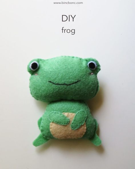 Diy Frog Ring, Felt Frog, Diy Frog, Mobile Home Decor, Christmas Child Shoebox Ideas, Project For School, Baby Crib Diy, Felt Plush, Diy Plush Toys