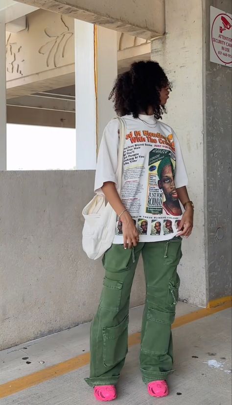 Comfy Streetwear Outfits Summer, Women Cargo Pants Outfit Street Styles, Oversized Tshirt Outfit Black Women, Women With Locs Fashion, Streetwear Black Women Outfits, Casual First Date Outfit Fall, Plus Size Hipster Outfits, Afro Style Fashion, Cargo Pants Casual Outfit