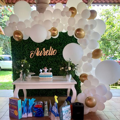 Decoracion sencilla de mesa de pastel para bautizo con guirnalda de globos en blanco y dorado. Personalizado/natural Communion Table Decorations, Baptism Themes, Ideas Bautizo, Grinch Christmas Party, Baby Birthday Decorations, Baptism Decorations, White Party, Baby Party, 1st Birthday Girls