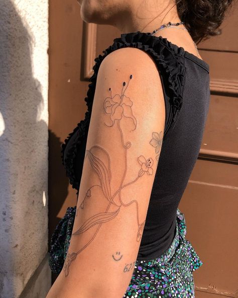 Tattoo by @barbarasimlinger on IG Simplistic Back Tattoos For Women, Tattoo Ideas Female Sleeve Flowers, Flower Line Tattoo Sleeve, Line Flower Tattoo Design, Long Flower Tattoo Arm, Floral Tattoo Behind Ear, Weird Cool Tattoos, Tattoo Arm Flower, Arm Tattoo Flowers