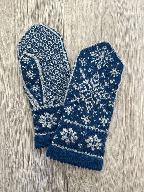 Ravelry: Frostrose mittens by Ann Ingunn Husby Stranded Knitting Patterns, Knitted Gloves Mittens, Knitted Mittens Pattern, Knitting Paterns, Winter Mittens, Crochet Mittens, Mittens Pattern, 2023 Christmas, Knit Mittens