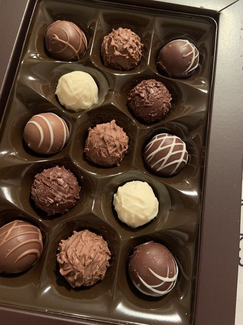 Food Cravings Chocolate, Chocolate Astetic, Chocolate Box Aesthetic, Box Of Chocolates Aesthetic, Chocolat Aesthetic, Chocolates Aesthetic, Aesthetic Chocolate, Chocolate Aesthetic, Chocolate Pictures