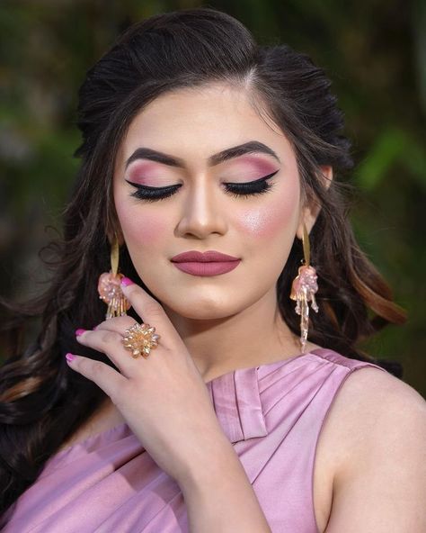 Pink Bold Eye Makeup, Natural Makeup Eye Looks, Nude Makeup Looks Indian, Trendy Eye Makeup, Indian Eye Makeup, Nude Eye Makeup, Bridal Makeup Videos, Pink Smokey Eye, Party Makeup Looks