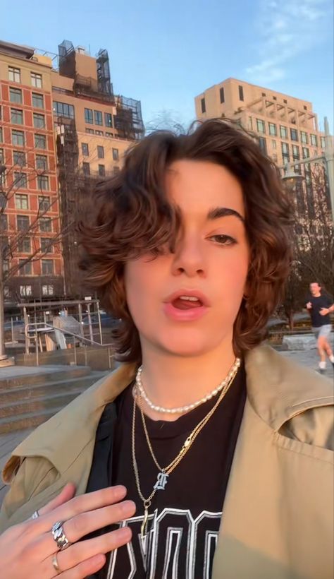 Lesbian Hairstyles Short Curly, Lesbian Curly Haircut, Short Lesbian Hair Haircut Curly, Alissa Carrington Hair, Amab Enby Haircuts, Alissa Carrington, Lesbian Hairstyles Short, Wavy Queer Haircut, Wavy Nonbinary Hair